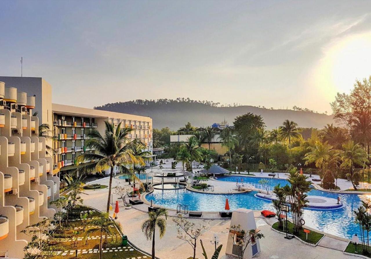Harris Resort Batam Waterfront Sekupang Exteriör bild