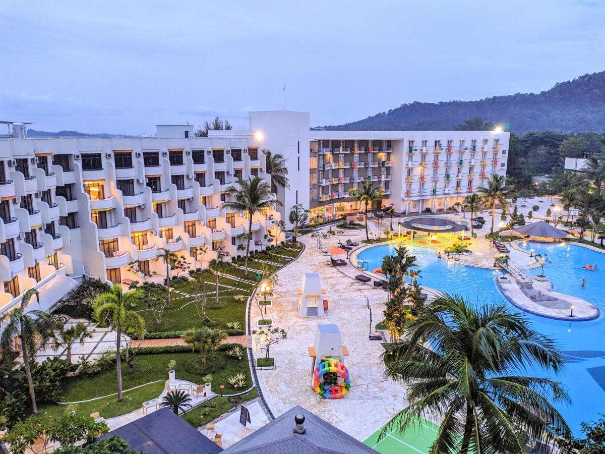 Harris Resort Batam Waterfront Sekupang Exteriör bild