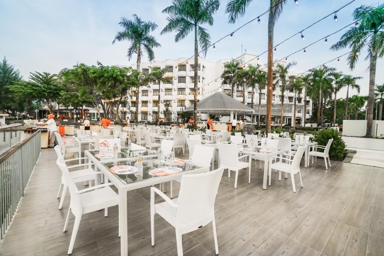 Harris Resort Batam Waterfront Sekupang Exteriör bild
