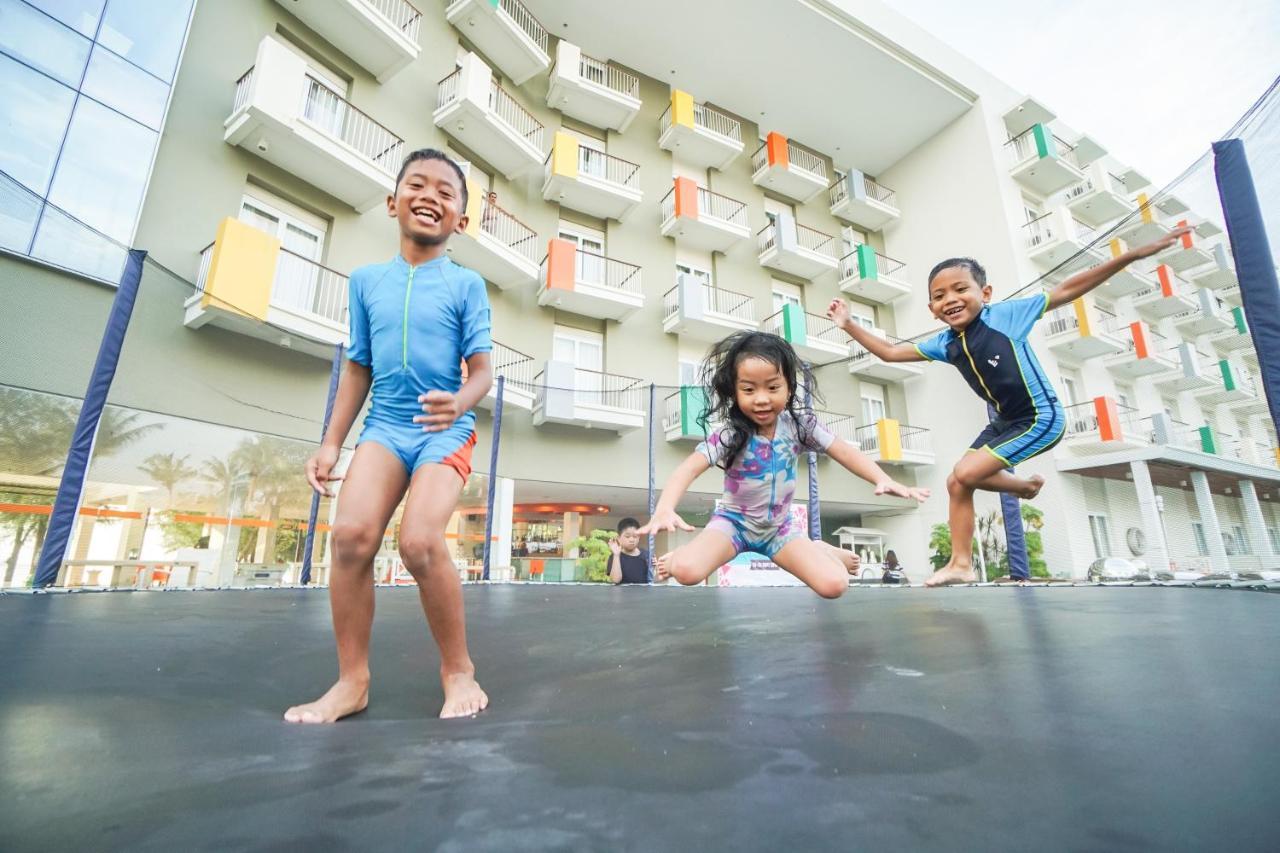 Harris Resort Batam Waterfront Sekupang Exteriör bild