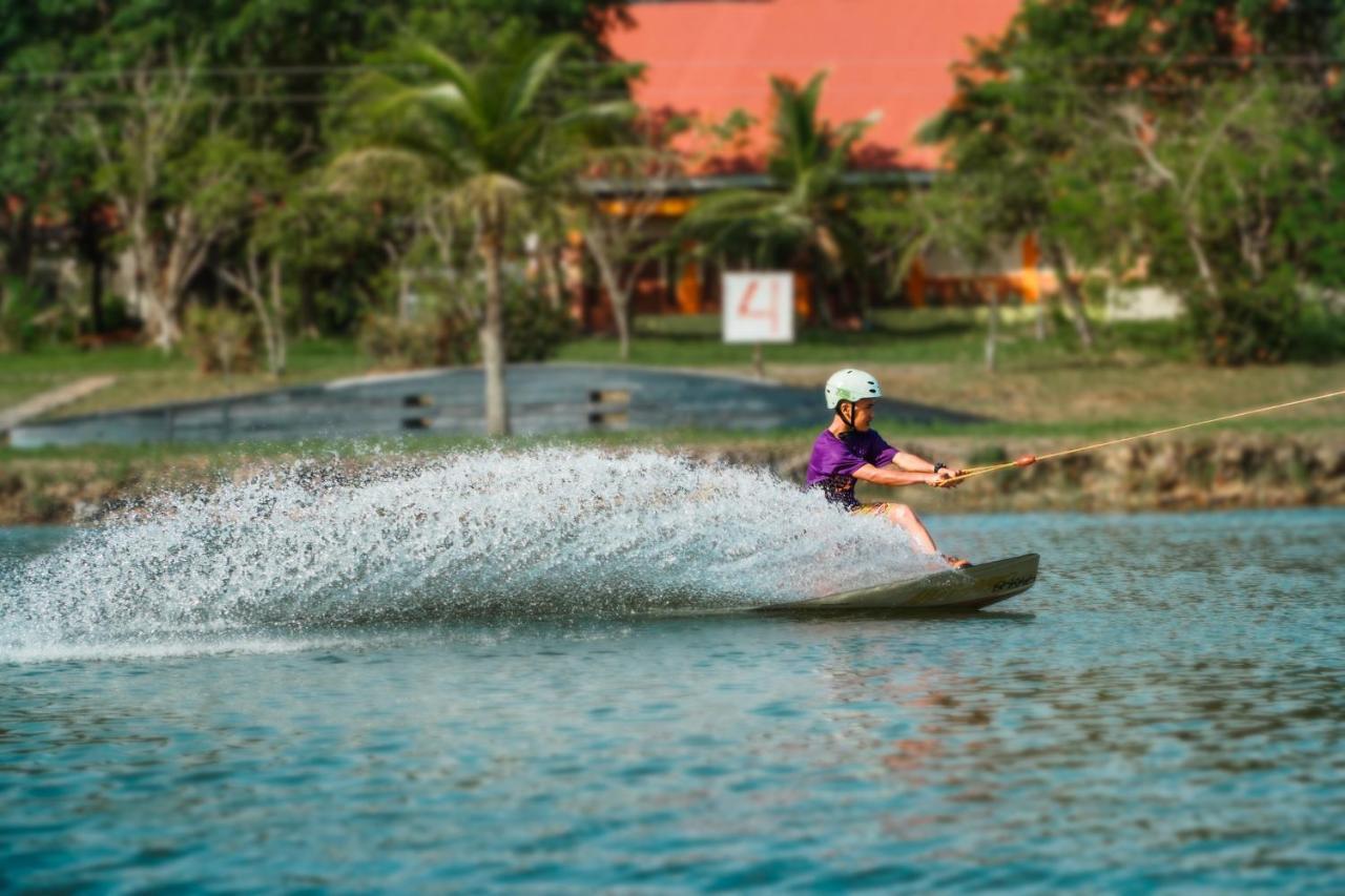 Harris Resort Batam Waterfront Sekupang Exteriör bild