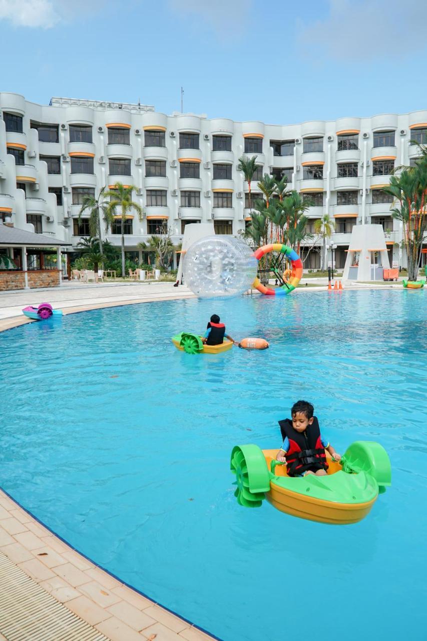 Harris Resort Batam Waterfront Sekupang Exteriör bild