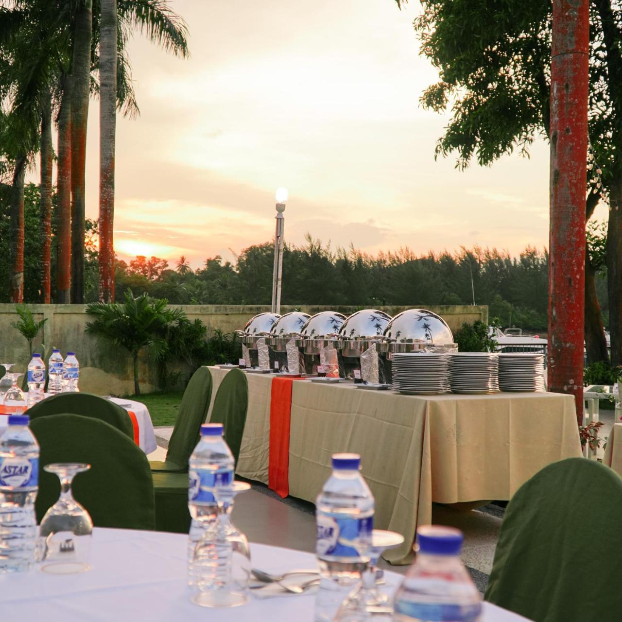 Harris Resort Batam Waterfront Sekupang Exteriör bild