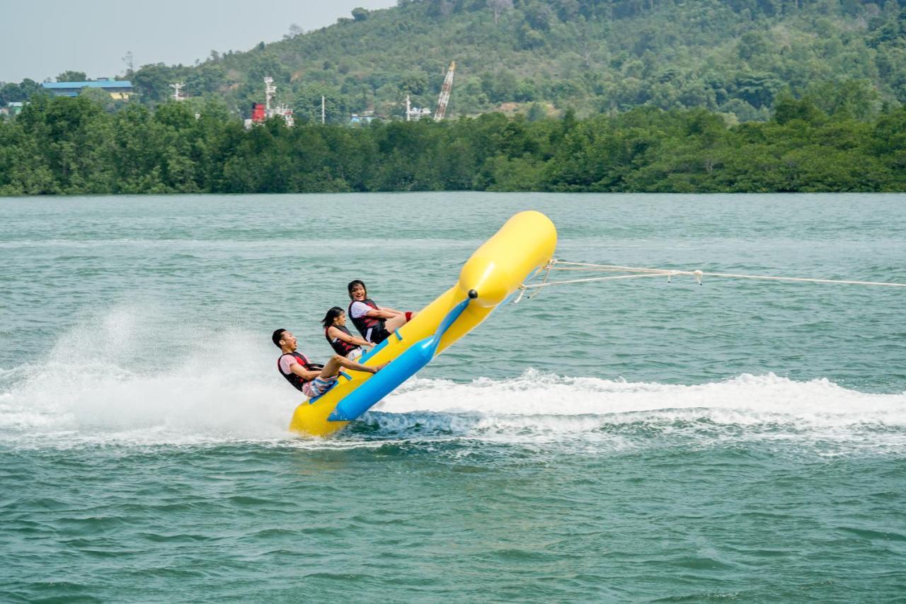 Harris Resort Batam Waterfront Sekupang Exteriör bild