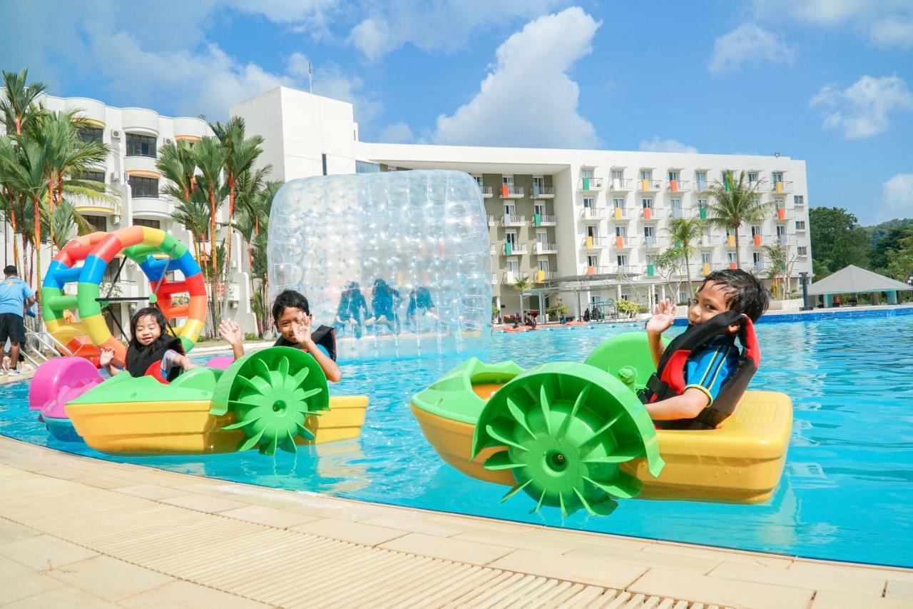 Harris Resort Batam Waterfront Sekupang Exteriör bild