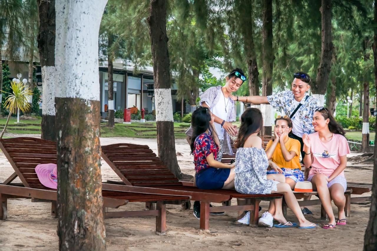 Harris Resort Batam Waterfront Sekupang Exteriör bild