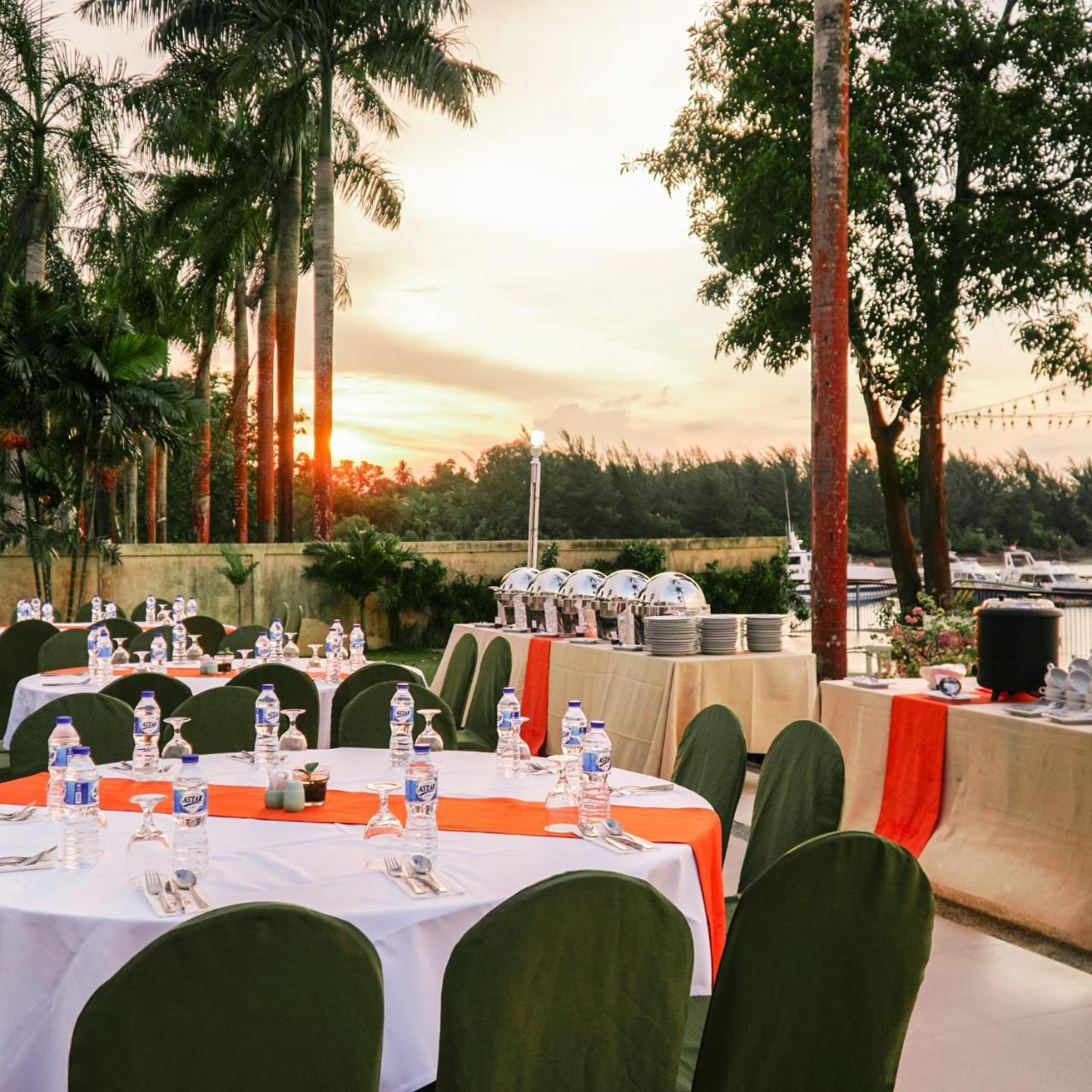 Harris Resort Batam Waterfront Sekupang Exteriör bild