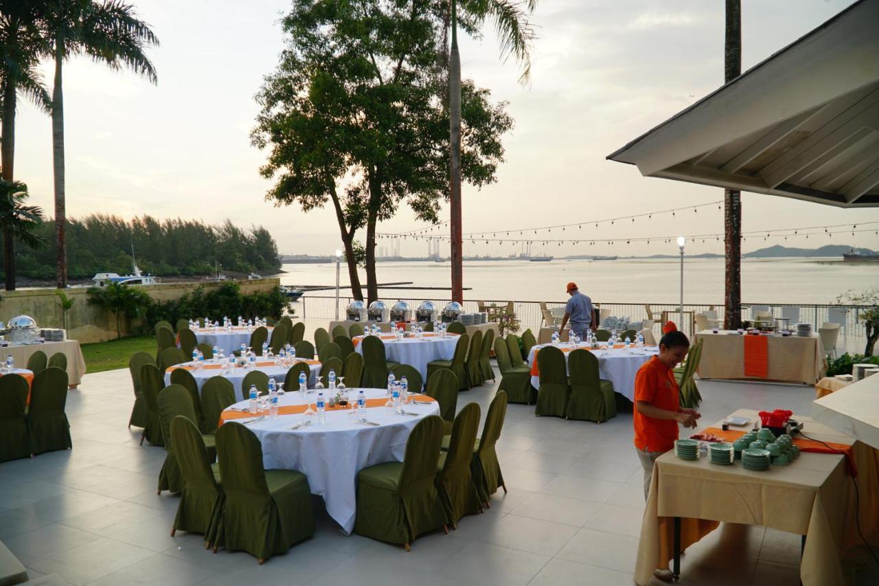 Harris Resort Batam Waterfront Sekupang Exteriör bild