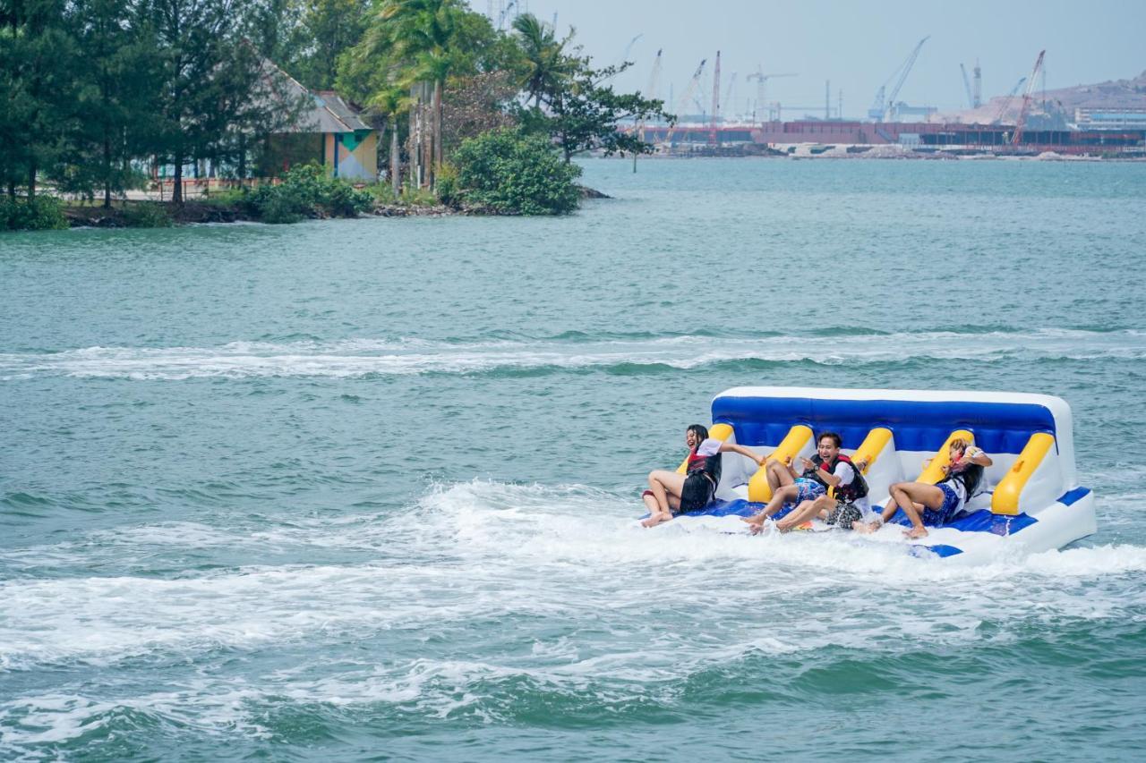 Harris Resort Batam Waterfront Sekupang Exteriör bild