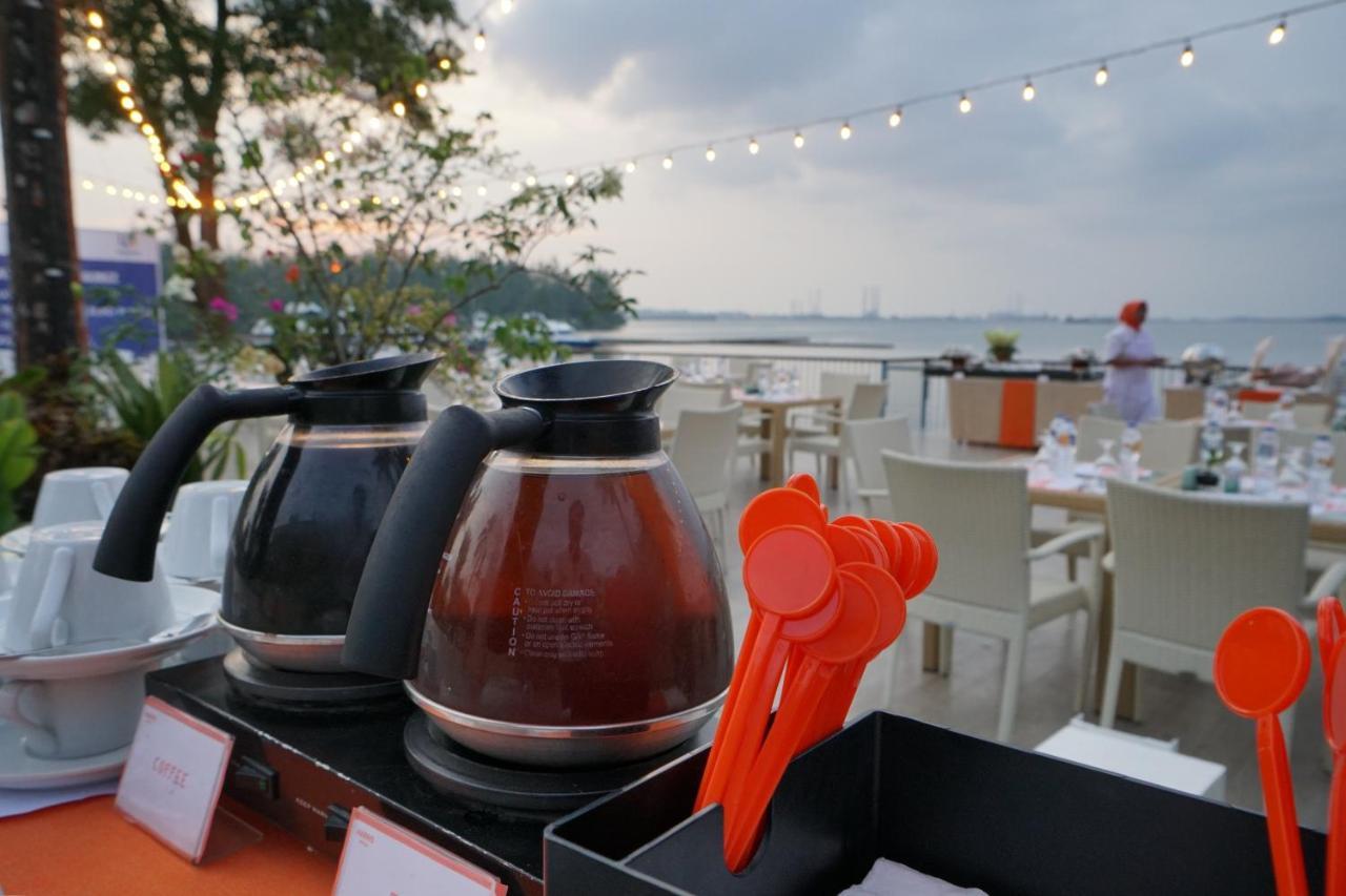 Harris Resort Batam Waterfront Sekupang Exteriör bild