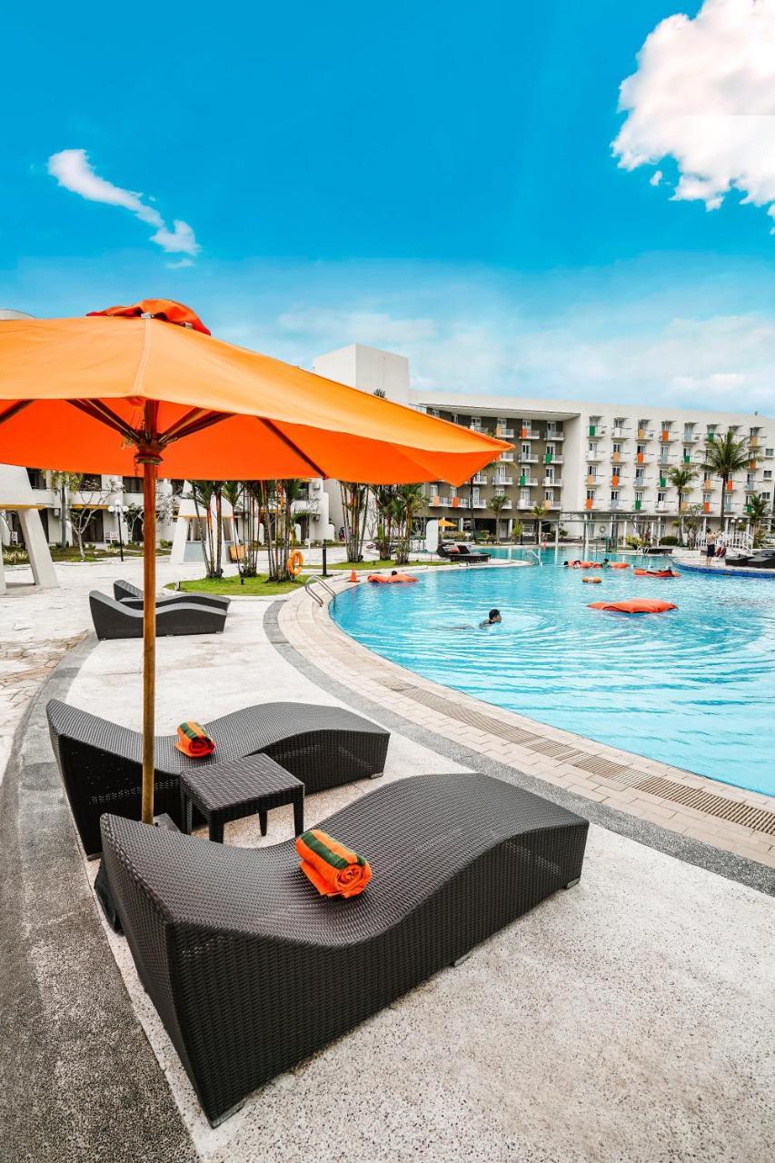 Harris Resort Batam Waterfront Sekupang Exteriör bild