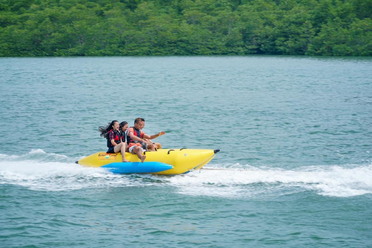 Harris Resort Batam Waterfront Sekupang Exteriör bild