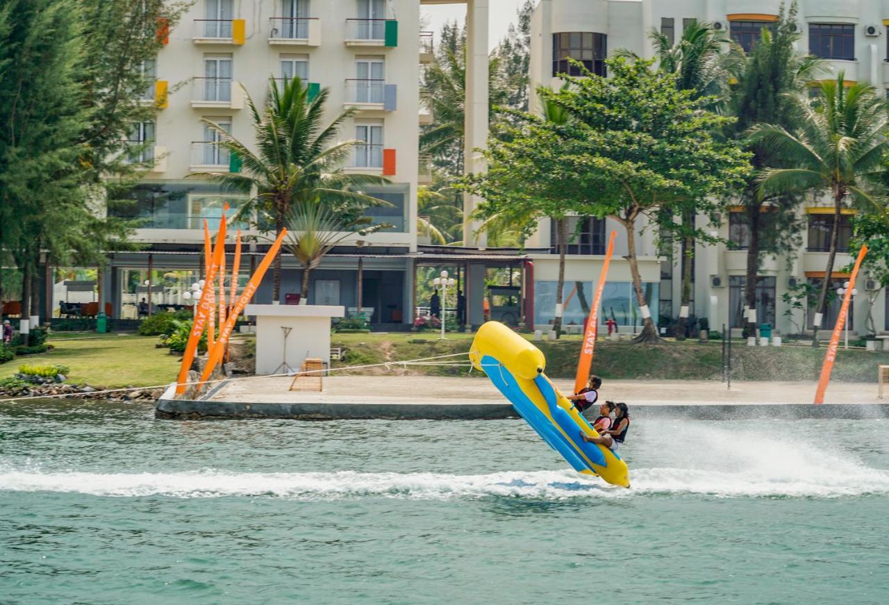 Harris Resort Batam Waterfront Sekupang Exteriör bild